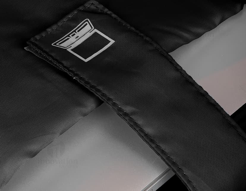 Mochila para notebook preta, feita de material denim e couro. Possui vários bolsos e compartimentos para dinheiro, cartões e objetos pessoais. Adequada para homens de negócios e profissionais. A mochila é moderna, elegante e ideal para transporte de laptops e outros dispositivos.