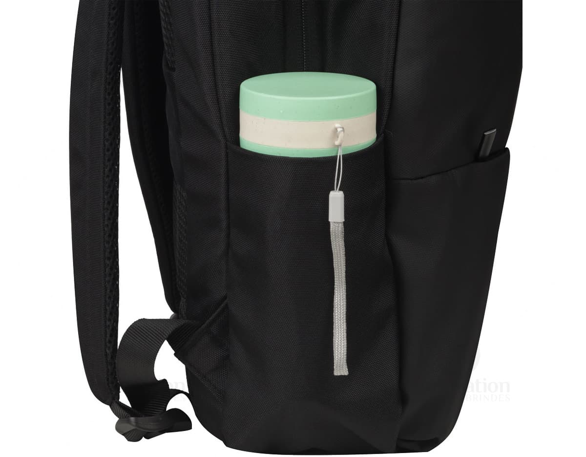 Mochila para notebook preta, feita de couro, adequada para um homem de negócios. A mochila possui um compartimento para laptop, alças de couro e design moderno, ideal para viagens de negócios e uso no escritório.