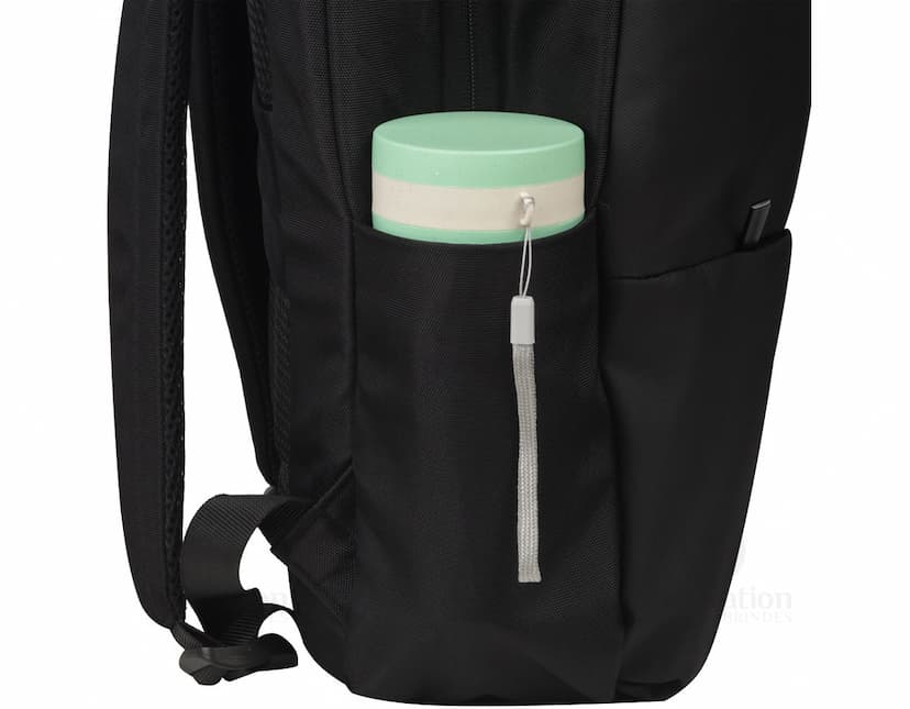 Mochila para notebook preta, feita de couro, adequada para um homem de negócios. A mochila possui um compartimento para laptop, alças de couro e design moderno, ideal para viagens de negócios e uso no escritório.