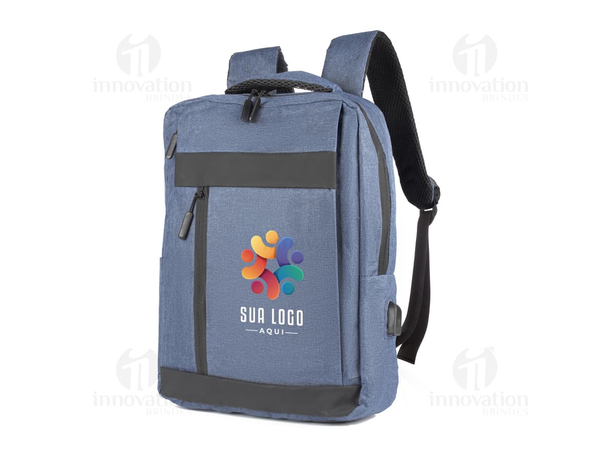 Mochila de couro preta para notebook, estilo vintage e elegante, com alça de metal, zipper e bolsos. Ideal para viagens de negócios ou uso diário.