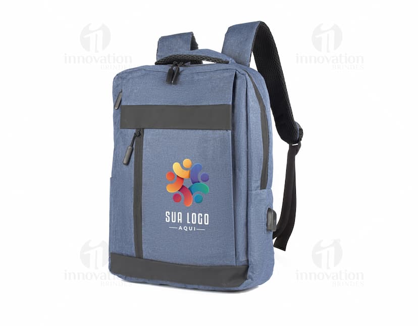 Mochila de couro preta para notebook, estilo vintage e elegante, com alça de metal, zipper e bolsos. Ideal para viagens de negócios ou uso diário.