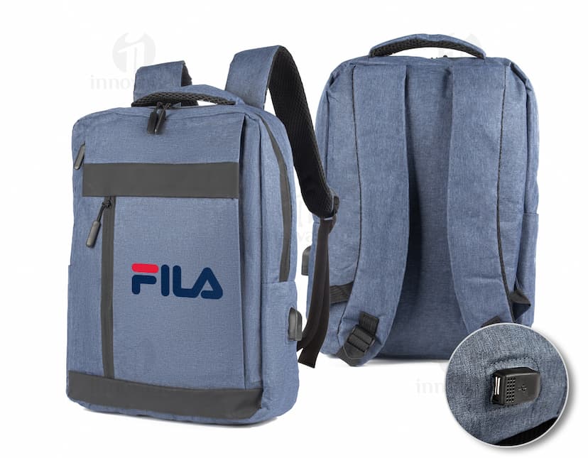 Mochila para notebook preta de couro, moderna e resistente, com compartimento para câmera, lente e acessórios fotográficos. Ideal para viagens e profissionais da fotografia.