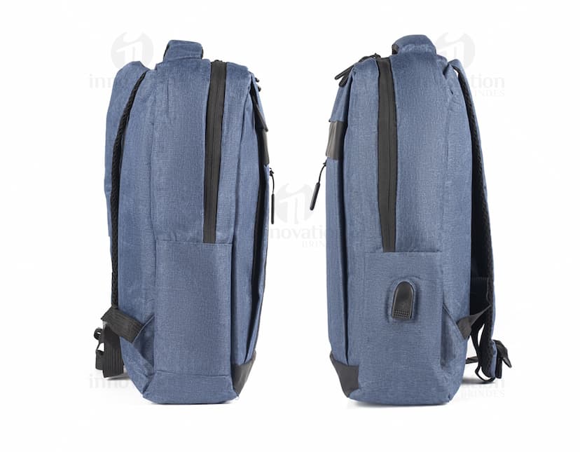 Mochila para Notebook preta de couro, moderna e elegante, com zíper, alça e bolsos. Ideal para viagens, negócios e uso casual.