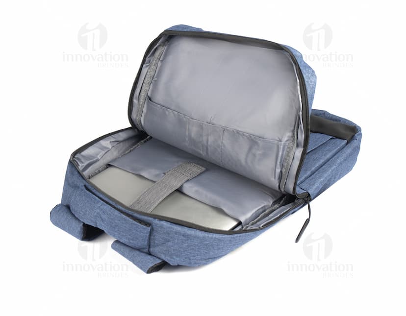 Mochila de couro marrom com apoio para cabeça, suporte, bolsa de pele de animal, dispositivo, cadeira de escritório preta vazia e única, feita de madeira e metal, moderna e elegante, ideal para trabalho e lazer, com design luxuoso e estilo pessoal.