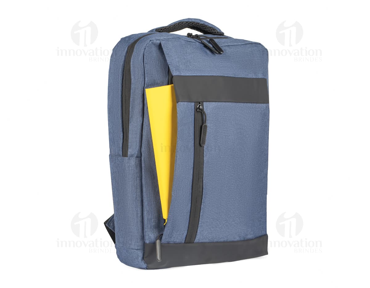 Mochila para Notebook preta com alça de couro, fecho com zíper e detalhes em laço e fita. Ideal para viagens de negócios, escola ou passeios casuais. Elegante e moderna, proporciona segurança e praticidade para guardar seu equipamento e outros pertences. Ideal para presentear em aniversários, feriados e datas comemorativas.