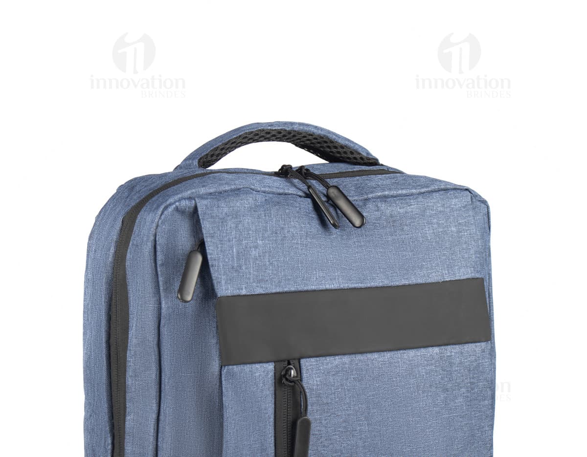 Mochila para Notebook em couro preto, com fecho de metal, alça de mão e alça para ombros. Estilo moderno e elegante, com compartimentos para proteger o laptop durante viagens ou no escritório.
