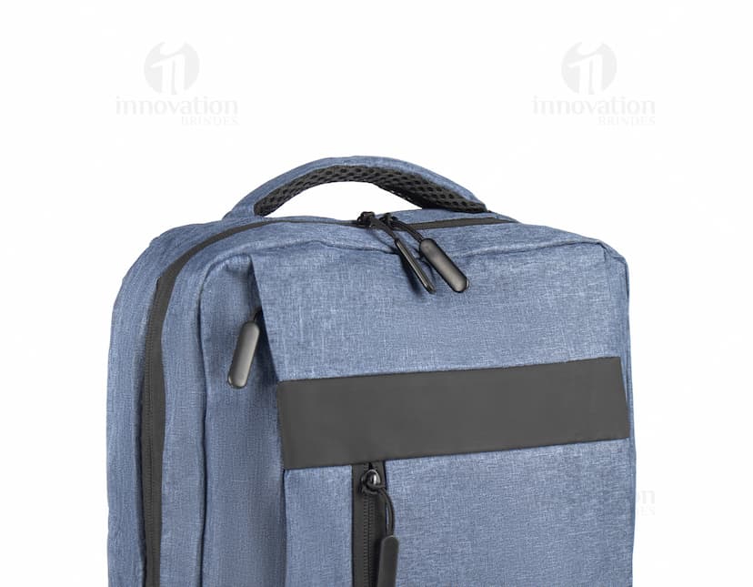Mochila para Notebook em couro preto, com fecho de metal, alça de mão e alça para ombros. Estilo moderno e elegante, com compartimentos para proteger o laptop durante viagens ou no escritório.