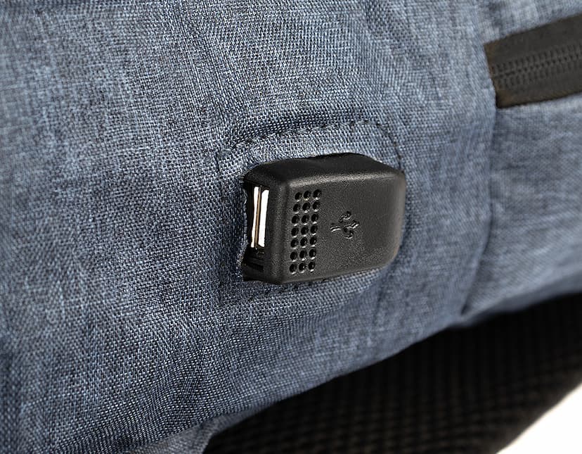 Mochila para notebook preta, com fecho de correr, combinação de teclado, símbolos de dados e segurança, ideal para transporte de equipamentos eletrônicos e financeiros.