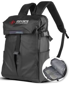 Mochila para Notebook preta de couro, sendo segurada por um homem de terno em um estúdio. Ele está sorrindo e segurando um fone de ouvido.