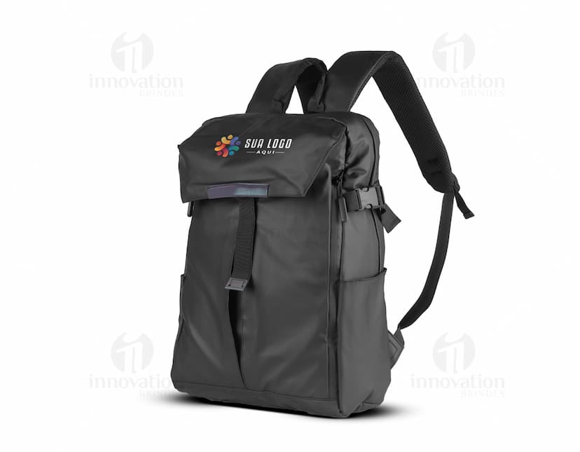 Mochila de couro preta para notebook, estilo casual e moderno. Com alça única, zíper, ideal para viagens, trabalho ou escola. Modelo vertical, com compartimento espaçoso e elegante. Perfeita para homens, com design atrativo e prático.