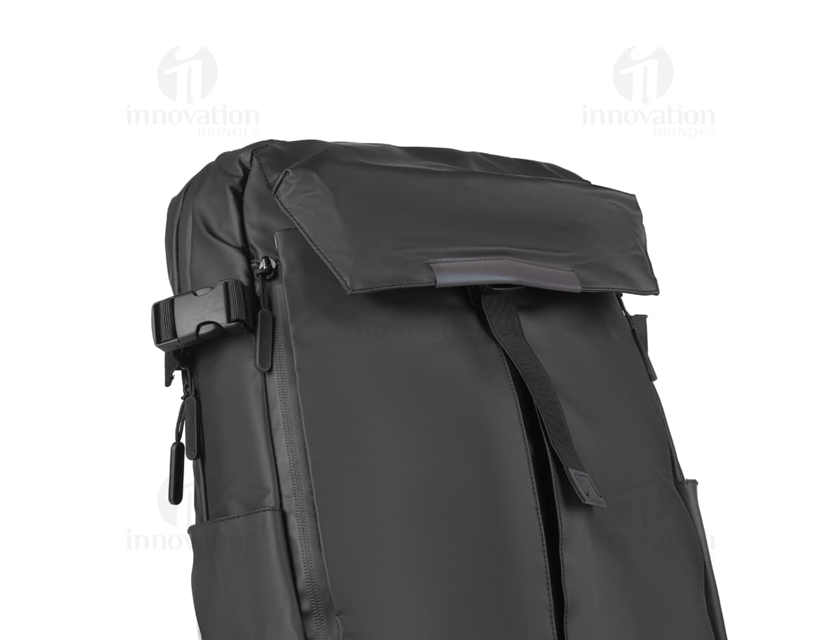 Mochila para Notebook em couro marrom e nylon preto, com alça de mão, zíper, bolsos e compartimentos. Perfeita para viagens, trabalho e aventuras do dia a dia. Elegante e moderna, ideal para homens de negócios e estudantes.