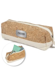 Necessaire em algodão marrom com textura de burlap, feita com fibras naturais e orgânicas. O acessório possui detalhes de costura e é ideal para armazenar objetos pessoais de higiene e beleza.