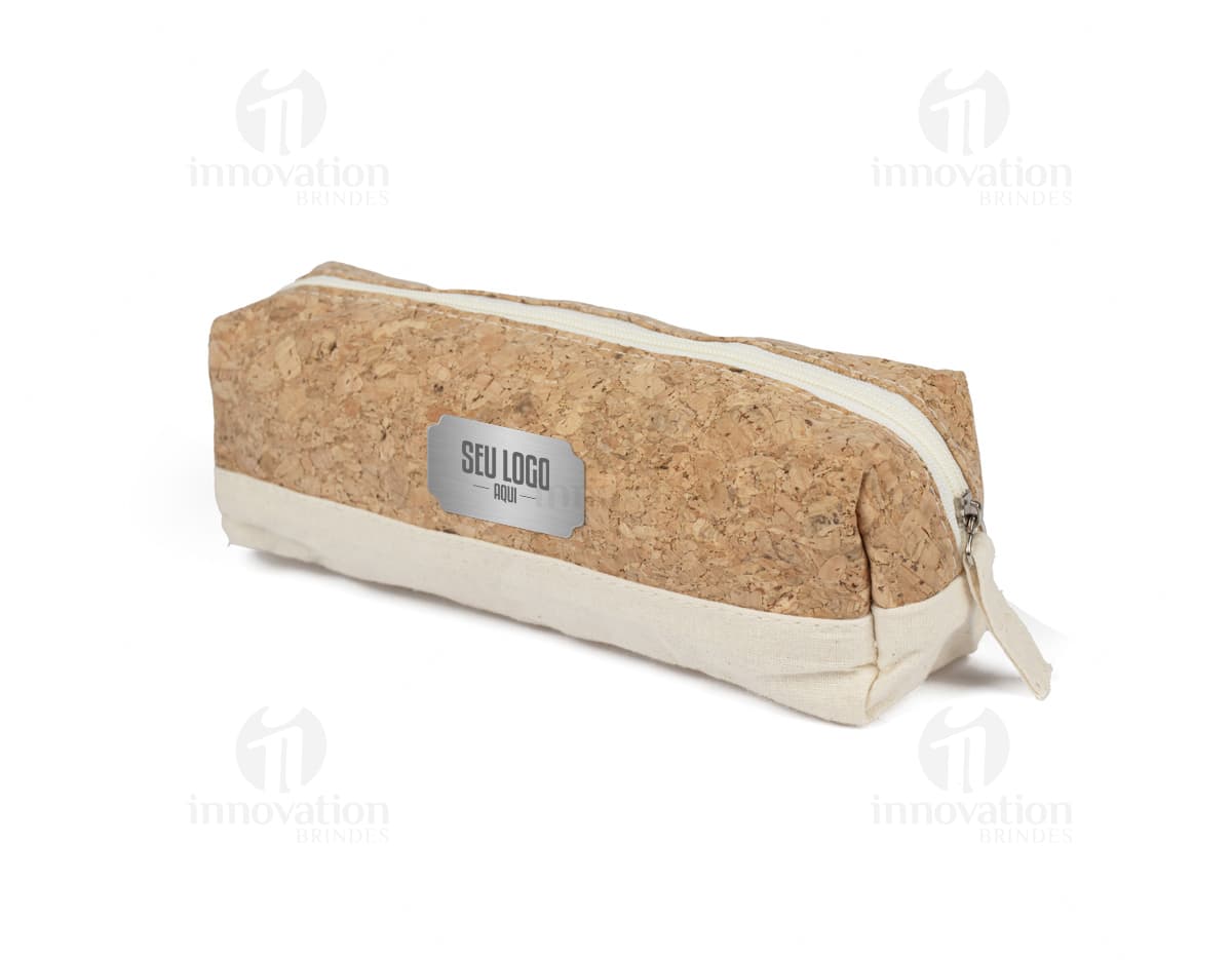 Necessaire em algodão marrom com estilo moderno, vazio e confortável. Feito de tecido orgânico, perfeito para armazenar produtos de higiene pessoal ou maquiagem. Ideal para viagens ou uso diário.