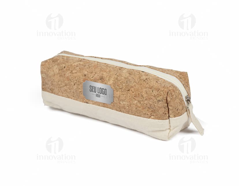 Necessaire em algodão marrom com estilo moderno, vazio e confortável. Feito de tecido orgânico, perfeito para armazenar produtos de higiene pessoal ou maquiagem. Ideal para viagens ou uso diário.