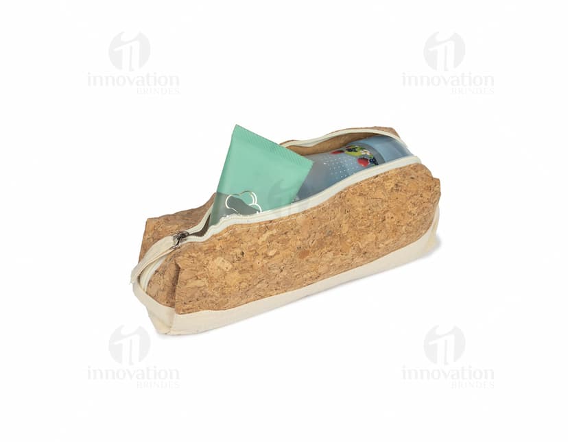 Clog feita em algodão marrom, ideal para cobrir pães frescos e saudáveis no café da manhã. A refeição inclui uma fatia de pão de trigo, coberto com grãos e frutas, além de um par de pães de chocolate. O produto é orgânico e gourmet, perfeito para um lanche nutritivo.