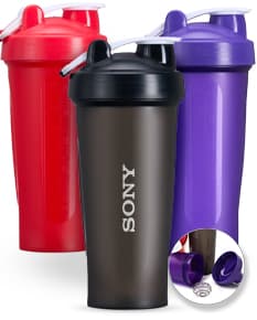 Coqueteleira Plástica 700ml em plástico preto, com tampa de spray prateada e corpo transparente. Objeto de metal para preparar bebidas.