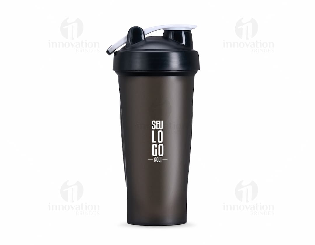 Coqueteleira Plástica 700ml em plástico preto, com tampa de spray prateada e corpo transparente. Objeto de metal para preparar bebidas.