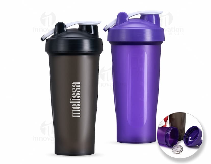 Coqueteleira plástica de 700ml em cor preta, ideal para preparo de bebidas.