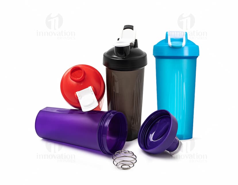 Bottle de plástico de 700ml para coqueteleira, transparente, com design clean, tampa amarela, válvula de metal e reflexo brilhante.