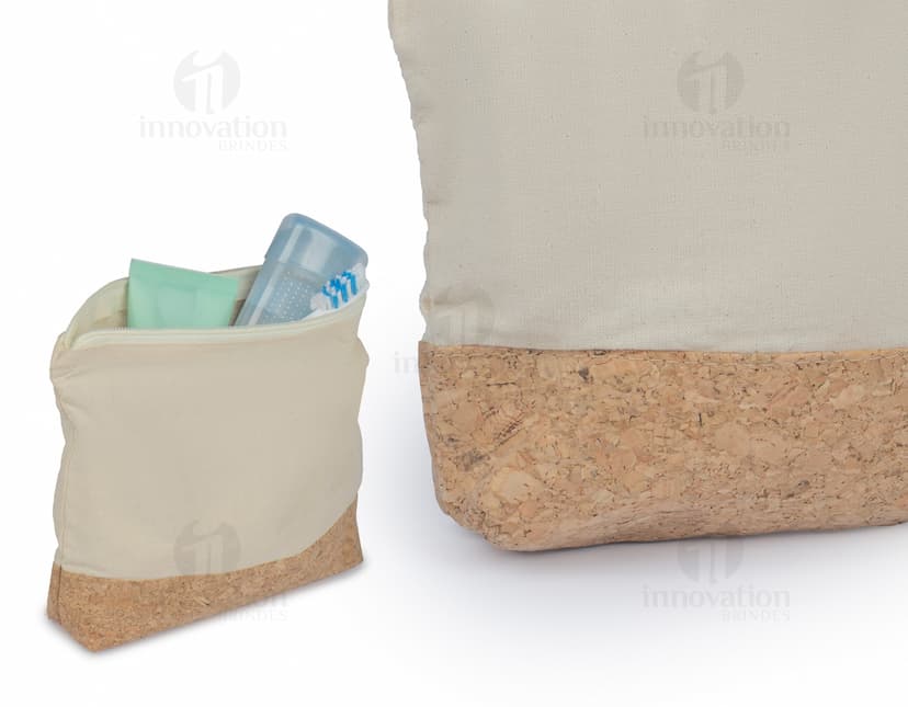 Necessaire em Algodão marrom, vazia, vintage. Feita de tecido de papelão, com textura antiga e grunge. Está aberta, mostrando seu interior. Ideal para armazenar produtos de higiene pessoal ou maquiagem.
