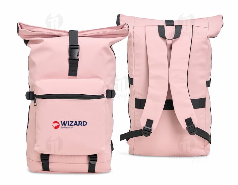 Mochila de couro sintético preta de 41 litros, ideal para uso diário ou viagens. Elegante e moderna, perfeita para mulheres e homens.