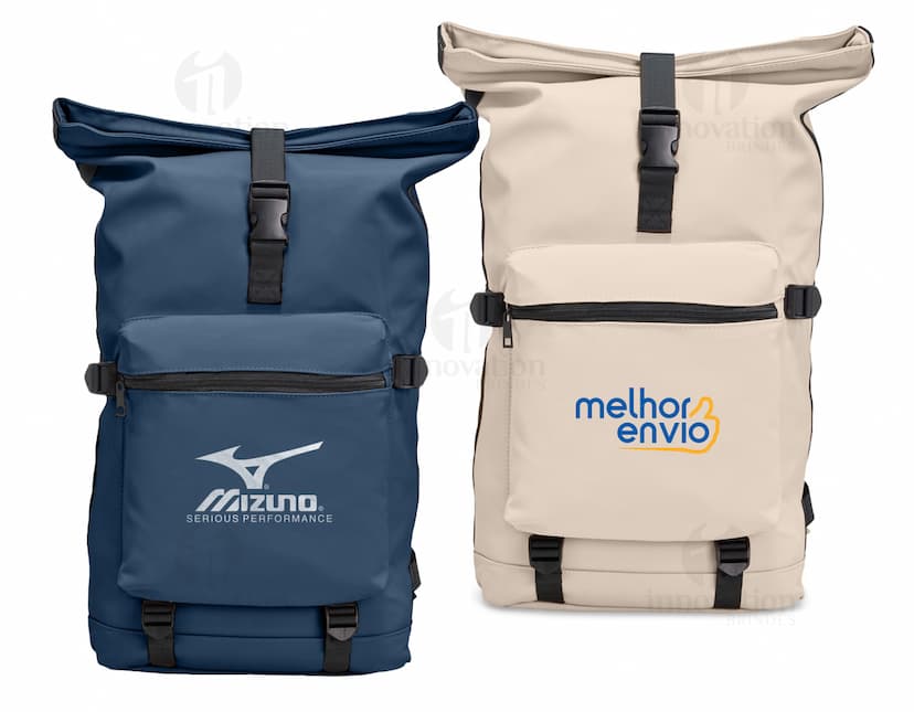 Mochila de Couro Sintético de 41 litros, em cor marrom e preta. Modelo moderno e elegante, ideal para viagens, trabalho ou uso casual. Possui alça única e fechamento com zíper. Ótima opção de compra para quem busca praticidade e estilo.