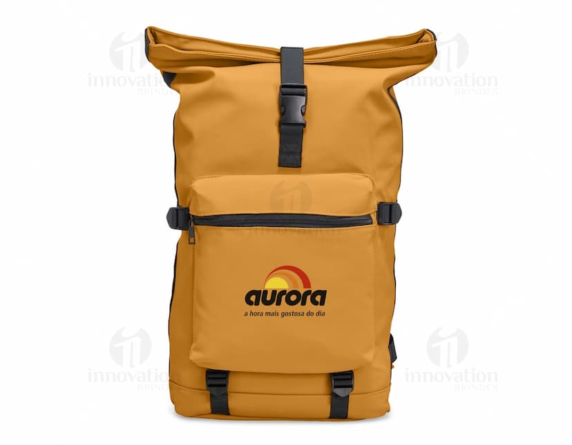 Mochila de couro sintético preta, de 41 litros, ideal para transporte de objetos e roupas. O acessório possui design elegante e moderno, sendo perfeito para uso casual ou profissional. Feminina e masculina, o modelo é resistente e possui alças confortáveis para suporte das costas.