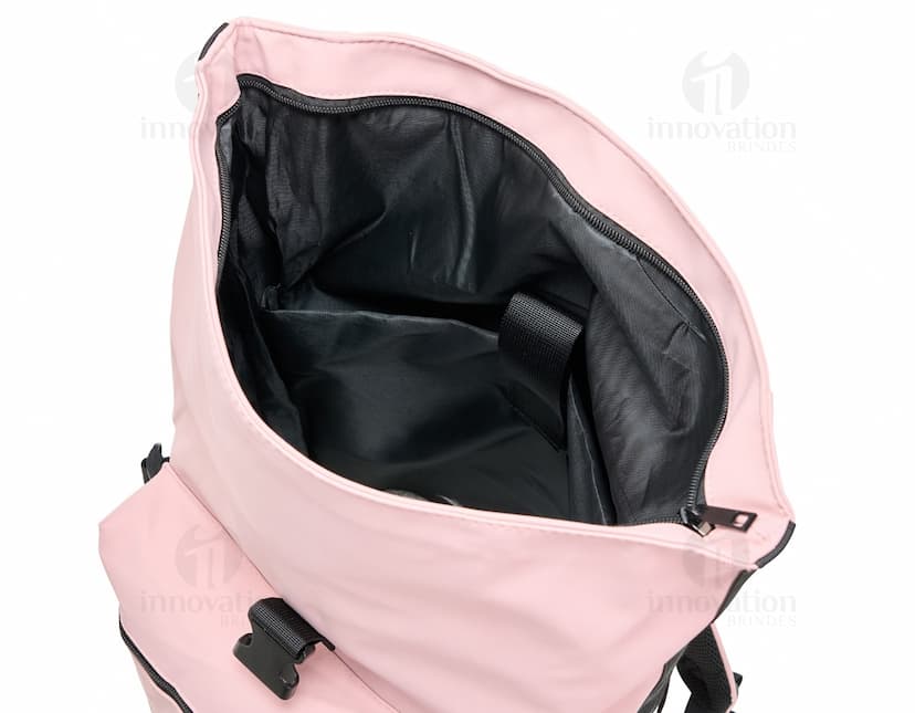 Mochila de couro sintético preta de 41 litros, utilizada por um homem sentado em uma cadeira de escritório, com um sorriso no rosto. O homem está vestindo um terno preto e segura a alça da mochila. A imagem transmite uma sensação de sucesso e profissionalismo.