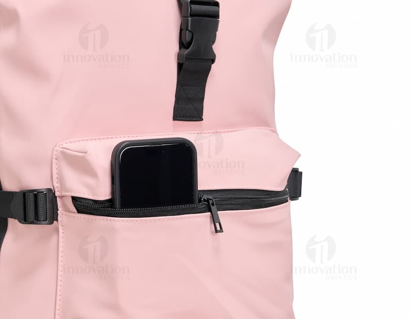 Mochila de couro sintético preta, elegante e atraente, sendo segurada por uma mulher de cabelos castanhos em um ambiente de escritório. A mochila tem capacidade de 41 litros e apresenta um design moderno e profissional. A mulher está sentada, sorrindo, com um estilo de roupa casual e sapatos pretos. Elegante, leve e pronta para o trabalho.