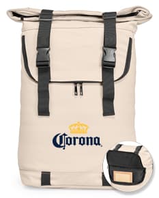 Homem segurando uma mochila de couro sintético preta de 34 litros, em um desenho 3D. A mochila é um item de vestuário moderno e de negócios, feita para ser resistente e prática.
