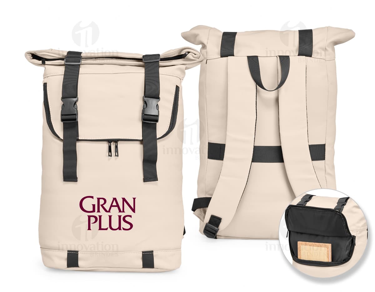 Mochila de couro sintético preta, com capacidade de 34 litros, ideal para transportar equipamentos e objetos. Ideal para uso em viagens, aventuras ou no dia a dia.