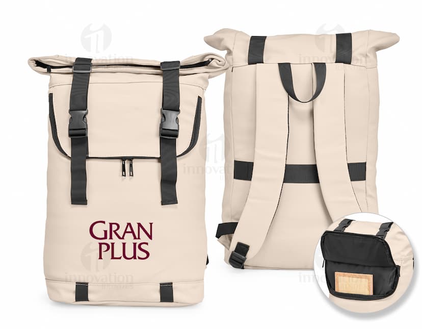 Mochila de couro sintético preta, com capacidade de 34 litros, ideal para transportar equipamentos e objetos. Ideal para uso em viagens, aventuras ou no dia a dia.