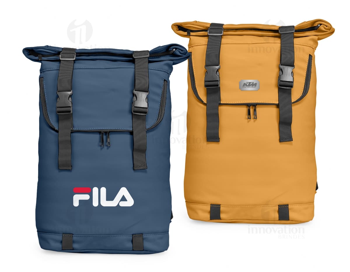 Mochila de couro sintético marrom com alças de metal e textura vintage. O produto está aberto, vazio e sem nenhum item dentro, com design moderno e estilo retro.