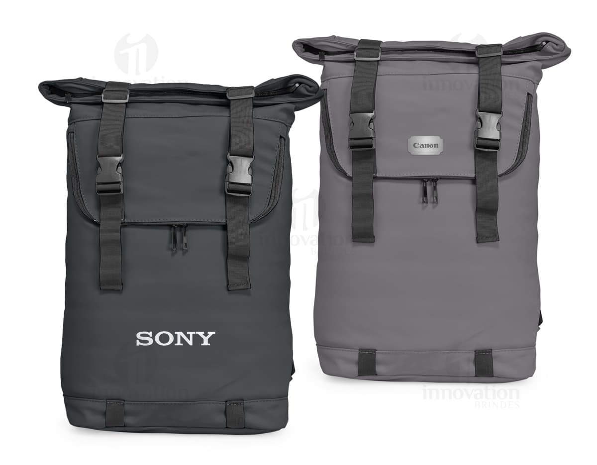 Mochila de couro sintético preto e marrom, estilo vintage e retro. Possui alças e fechos de metal, com capacidade de 34 litros. Ideal para viagens, trabalho ou uso diário.