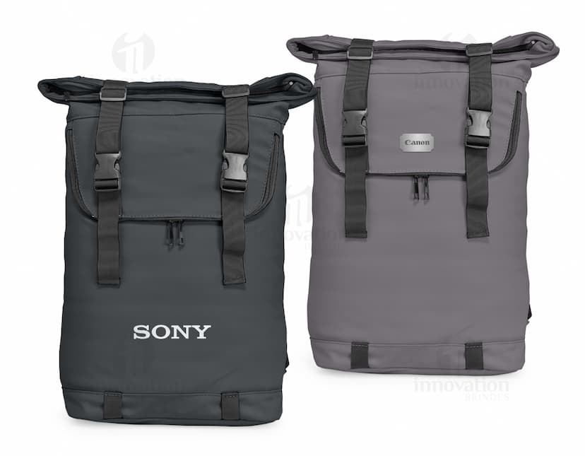 Mochila de couro sintético preto e marrom, estilo vintage e retro. Possui alças e fechos de metal, com capacidade de 34 litros. Ideal para viagens, trabalho ou uso diário.