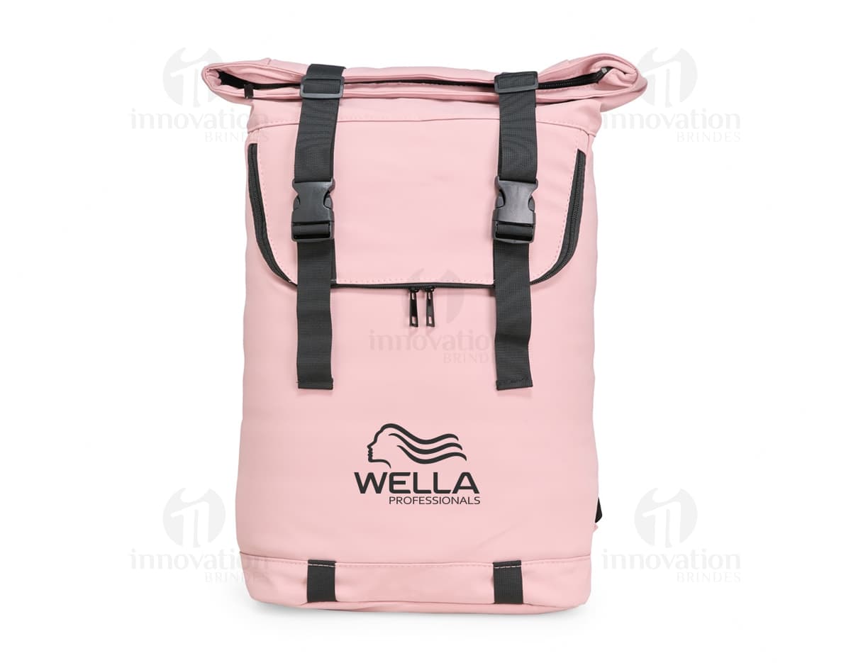 Uma imagem com uma garrafa de água, colete à prova de balas, uma mochila de couro sintético de 34 litros, uma máquina de café expresso, um objeto de vidro, um computador, papel, dinheiro e outros objetos.