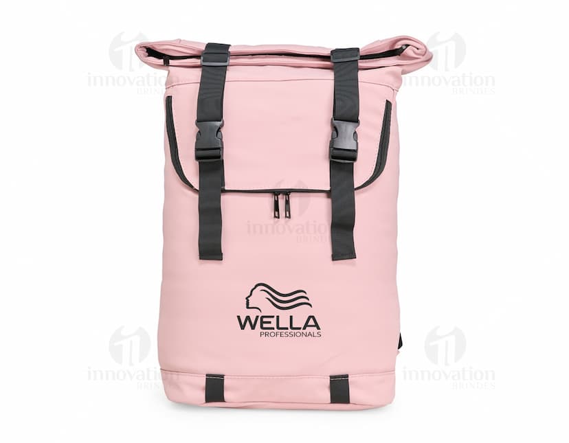 Uma imagem com uma garrafa de água, colete à prova de balas, uma mochila de couro sintético de 34 litros, uma máquina de café expresso, um objeto de vidro, um computador, papel, dinheiro e outros objetos.