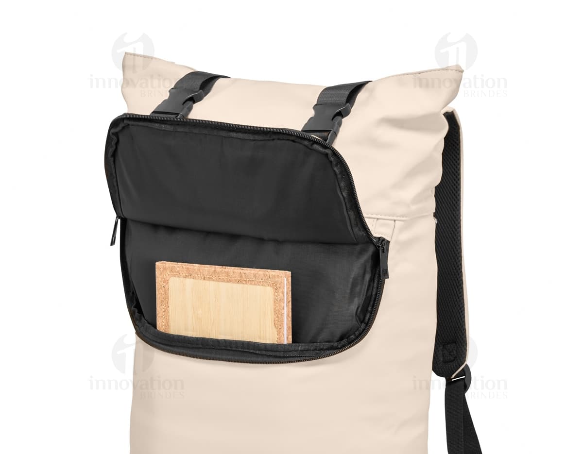 Mochila de couro sintético preta, elegante e moderna, com alça de mão e alças ajustáveis. Possui fecho com zíper, ideal para transporte de objetos pessoais no dia a dia.
