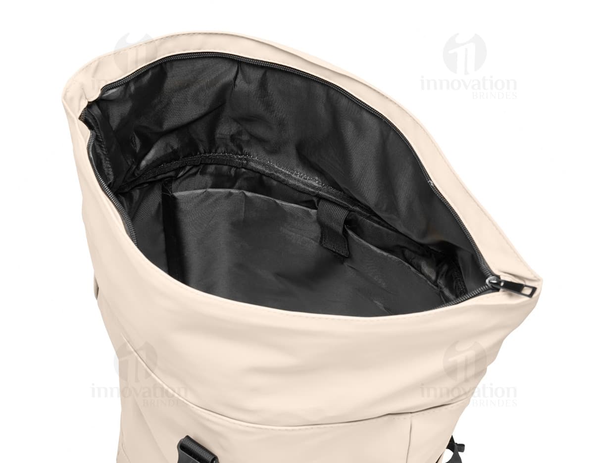 Mochila de couro sintético 34 litros, vazia, feita de metal preto, com alça única, resistente e durável, ideal para transportar objetos, utensílios e equipamentos.