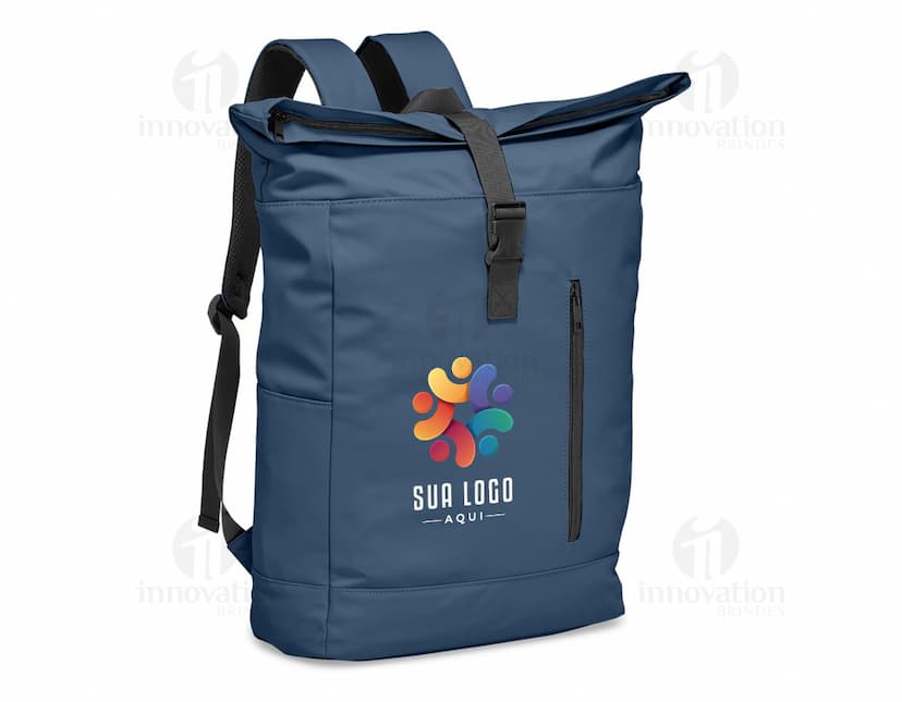 Mochila de couro sintético preta com capacidade de 45 litros, com alça de mão, alça de ombro ajustável, fecho em zíper, ideal para viagens, trabalho ou lazer. Elegante, moderna e espaçosa, perfeita para armazenar roupas e acessórios de forma organizada. Ideal para presentear alguém especial.
