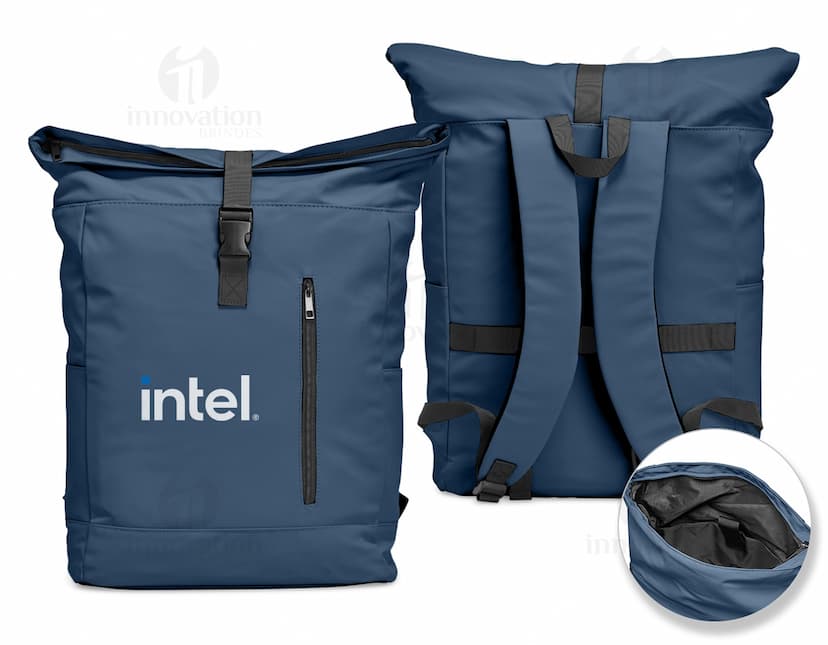 Mochila de couro sintético preto com alças e detalhes em marrom, 45 litros, ideal para viagens ou uso diário.