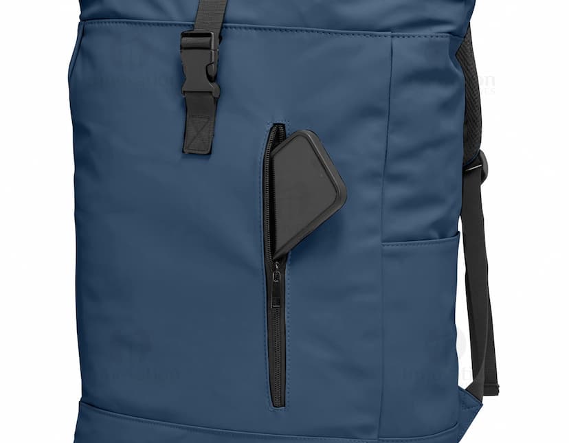 Mochila de couro sintético marrom, com alças de tecido jeans, detahes em costura e zíper, possui 45 litros de capacidade. Ideal para viagens ou uso casual, estilo moderno e elegante.