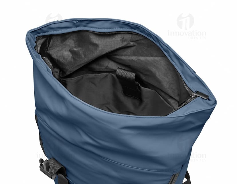 Mochila de couro sintético de 45 litros, preta, com fecho de zíper, ideal para viagens, aventuras ao ar livre e atividades esportivas. É mostrado um homem carregando a mochila nas costas, com um sorriso feliz no rosto. A mochila é moderna, prática e estilosa, perfeita para pessoas que buscam conforto e estilo em suas jornadas.