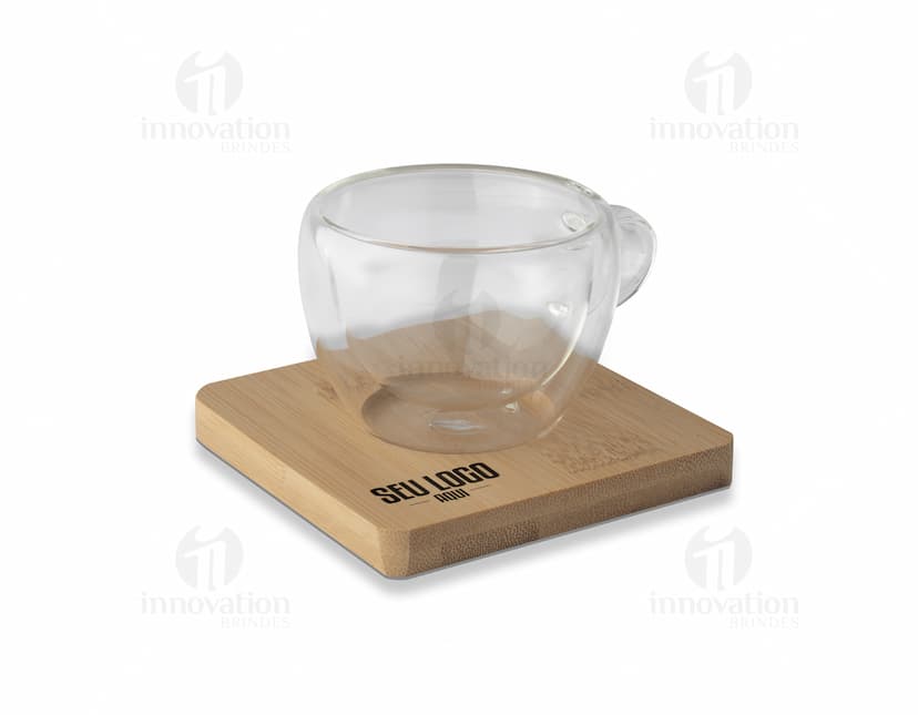 Escuro, copos de vidro de 60ml em um conjunto. Cores preto e dourado, design vintage e antigo. Objeto de metal, 3D, utilizados para bebidas. Aparelho de medição e escala. Tecnologia e negócios. Pode ser utilizado para chá, café.