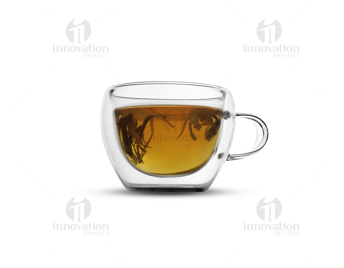 Conjunto de copos de vidro de 60ml em uma mesa, com bebidas como vinho, café e chá. Os copos são transparentes, ideais para festas ou restaurantes. O design elegante e luxuoso torna-os perfeitos para celebrar ocasiões especiais.