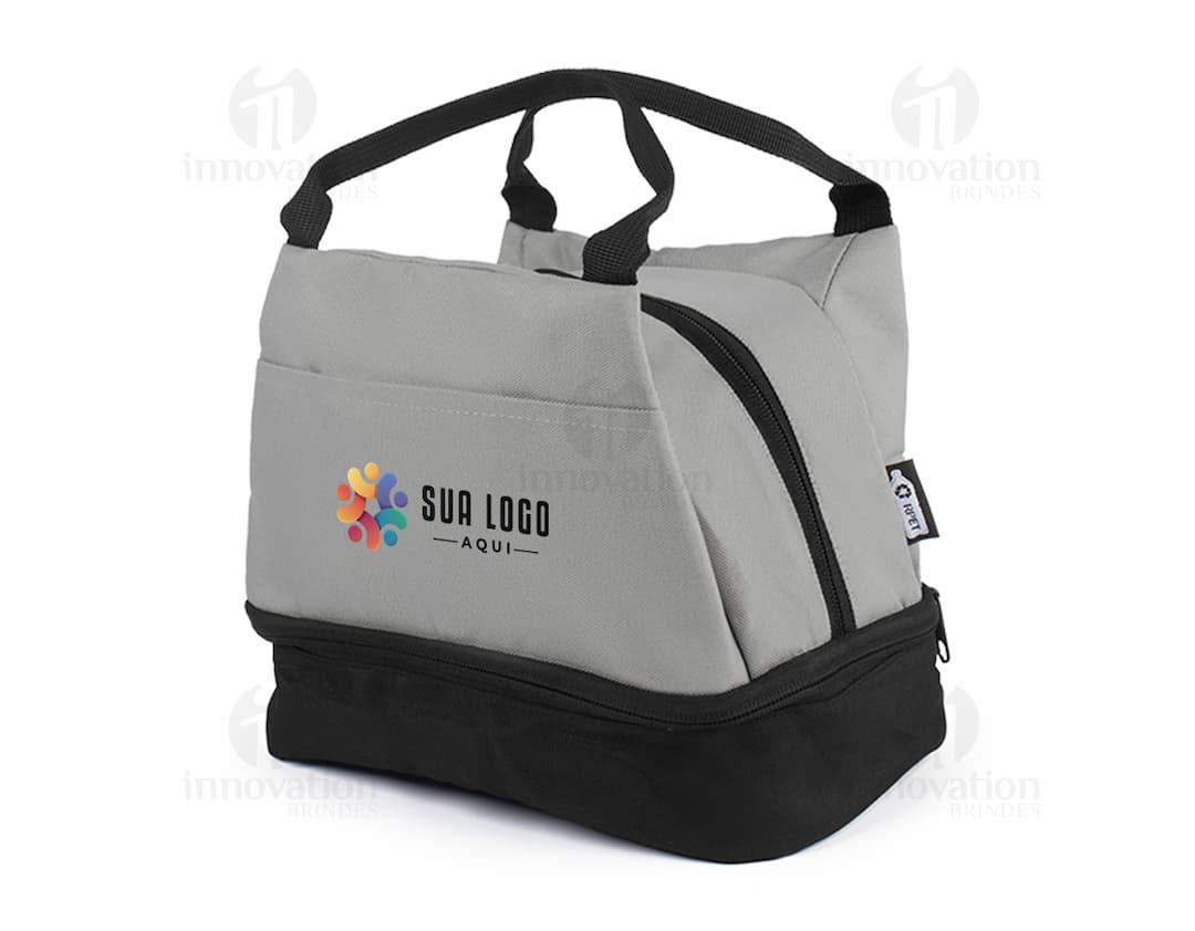 Bolsa térmica preta de couro moderna, ideal para transporte de alimentos, medicamentos ou objetos pessoais. Possui alça e zíper para facilitar o acesso aos itens armazenados. Elegante e prática, perfeita para viagens, compras ou uso casual.