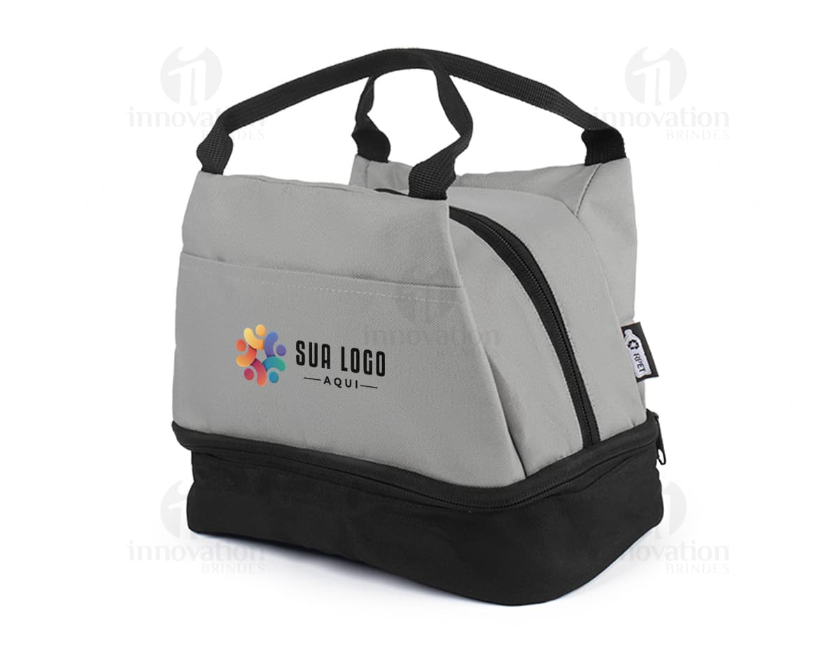 Bolsa térmica preta de luxo, feita de couro, com alça e zíper de metal. Moderna, elegante e espaçosa, ideal para transporte de alimentos ou bebidas.