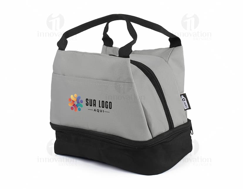 Bolsa térmica preta de luxo, feita de couro, com alça e zíper de metal. Moderna, elegante e espaçosa, ideal para transporte de alimentos ou bebidas.