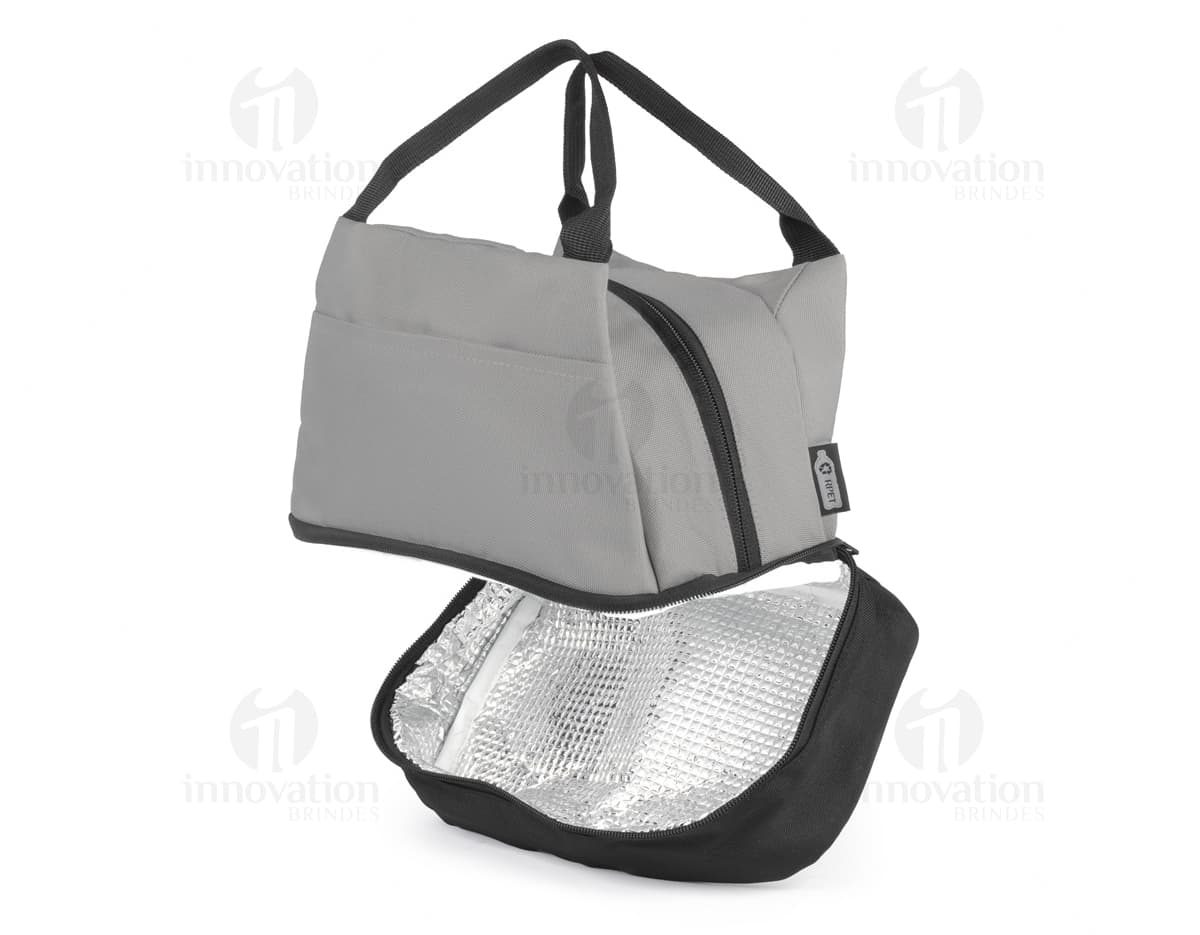 Bolsa térmica de cor preta, feita de couro com alça e zíper. Ideal para armazenar alimentos, mantendo-os frescos por mais tempo. Acessório moderno e elegante para compras, escritório ou viagens.