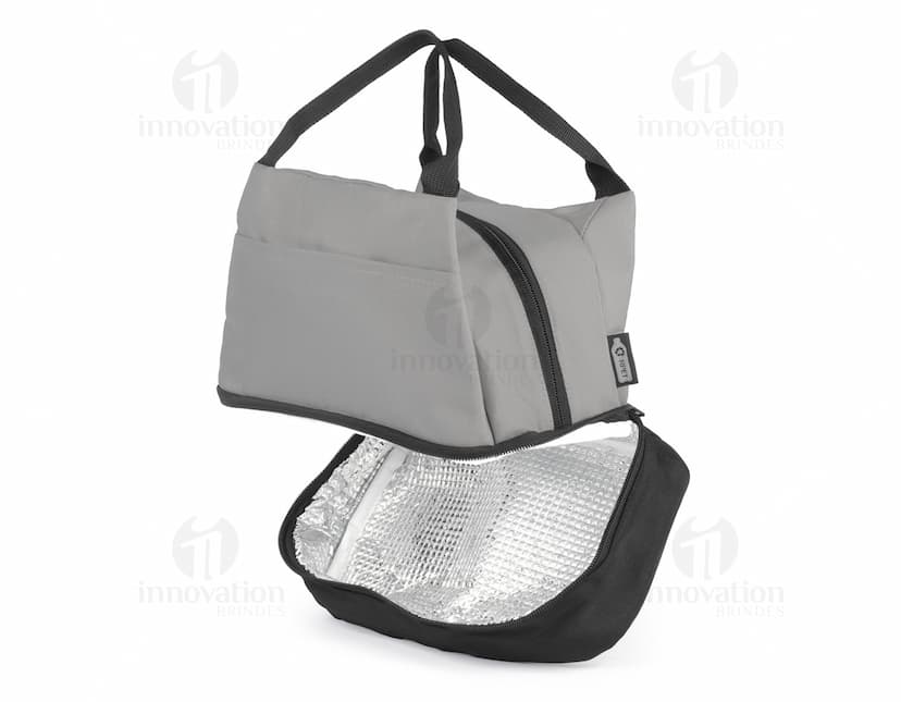 Bolsa térmica de cor preta, feita de couro com alça e zíper. Ideal para armazenar alimentos, mantendo-os frescos por mais tempo. Acessório moderno e elegante para compras, escritório ou viagens.